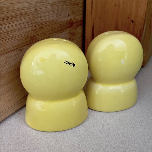 Vintage 60s/70s Smiley Face Happy Yellow Kitsch Salt & Pepper Shakers Oversized - Picture 2 of 8